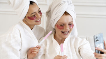 przyjaciele-wspolnie-pielegnuja-paznokcie