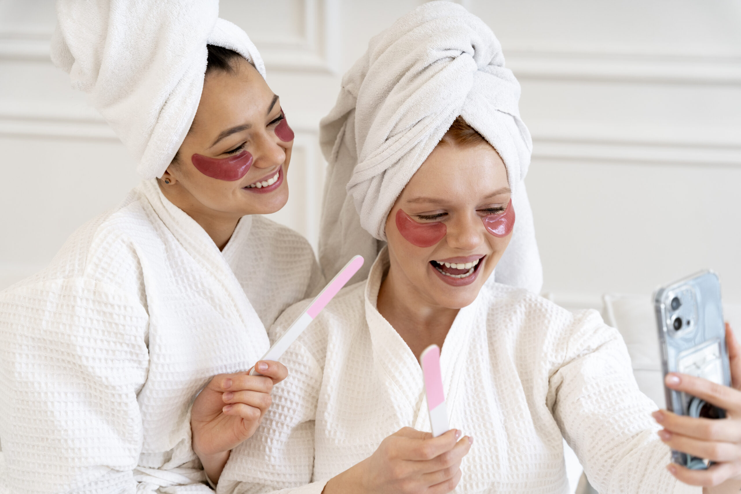 przyjaciele-wspolnie-pielegnuja-paznokcie